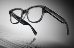 <b>特的弧形镜腿设想完满贴合头部曲线</b>